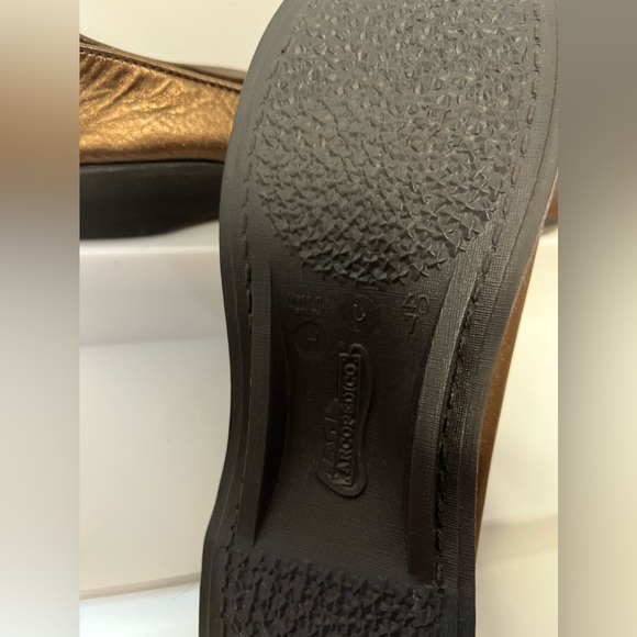 NWOT A’RCOPEDICO Soft skin Ergonomic Foot Wear Gold Shimmering Flats !! - Picture 8 of 9